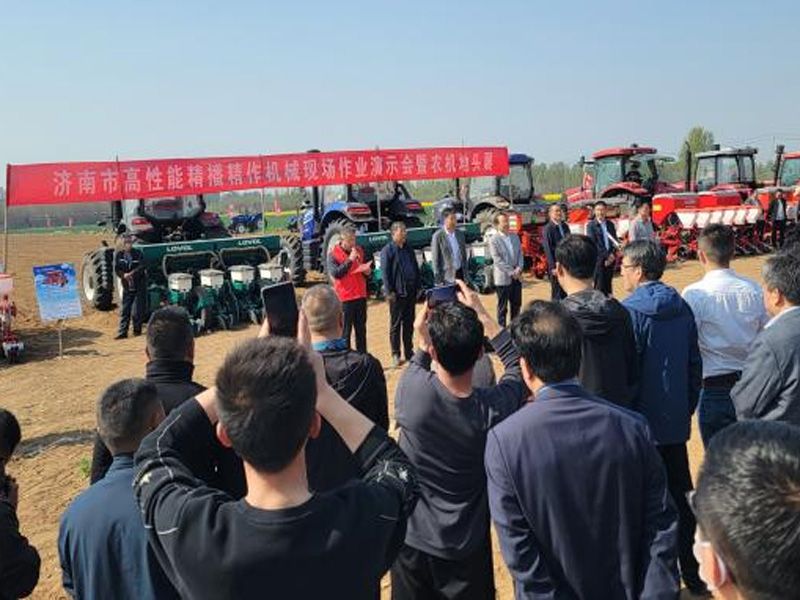 我厂高性能玉米播种机在济南作业演示现场获一致好评