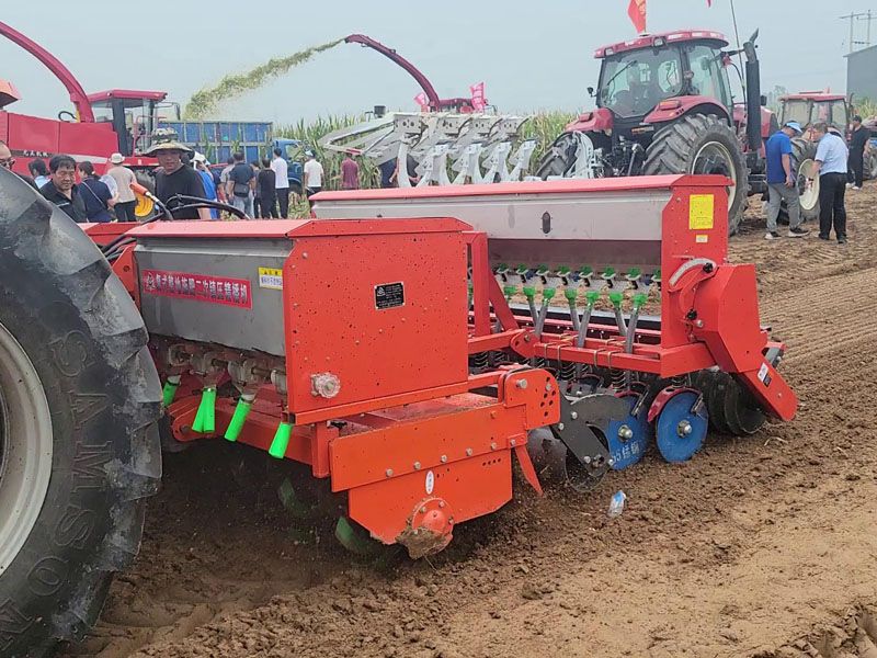 奥龙旋耕施肥二次镇压复式播种机作业录像