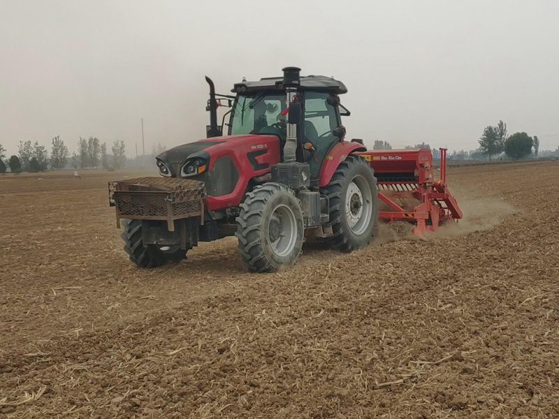 奥龙驱动耙条播机作业录像