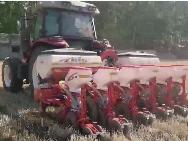 气吸播种机作业视频